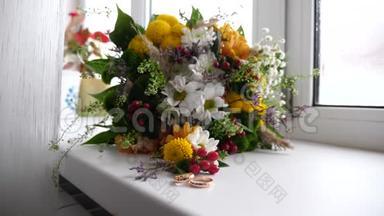 清晨，美丽的新娘婚礼花束躺在窗台上。 浪漫的花朵作为礼物。 花卉学